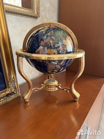 Глобус и картина из полудрагоценных камней