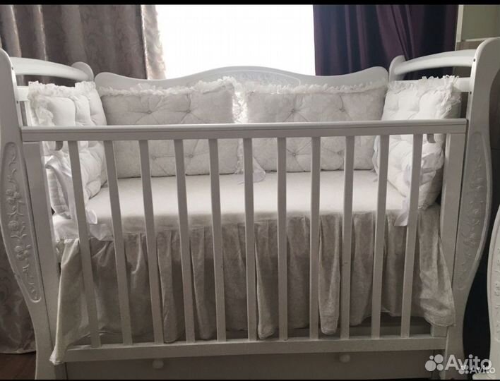 Детская кроватка с маятником белая