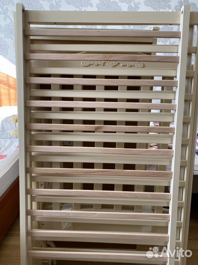 Детская кроватка с универсальным маятником