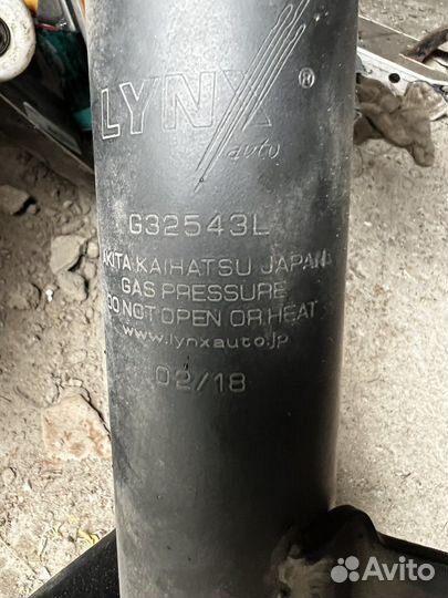 Задняя стойка амортизатор тойота Камри