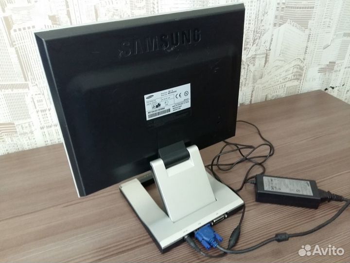 Монитор Samsung SyncMaster 152T