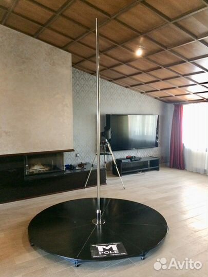 Подиум с Пилоном