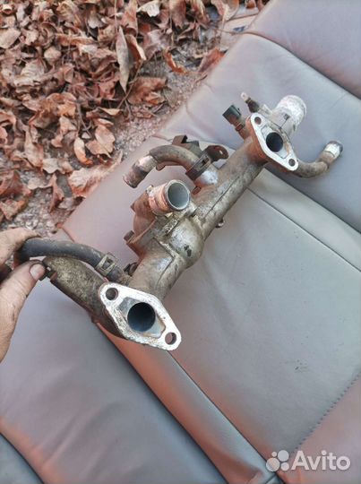 Maxima A33 Водяной патрубок с термостатом б/у