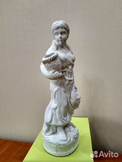 Статуэтка девушка с корзиной в античном стиле