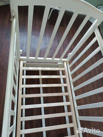 Детская кроватка с маятником