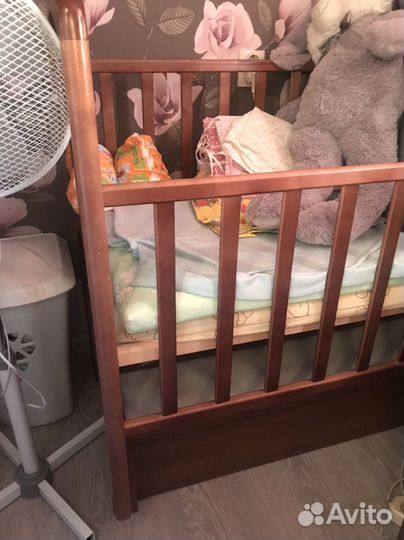 Кроватка детская с маятником