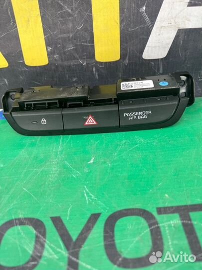 Кнопка аварийной сигнализации Kia Xceed 1 G4LD