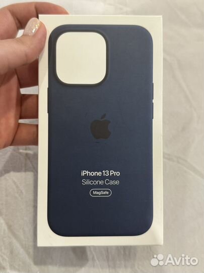 Оригинальный синий чехол на iPhone 13 pro