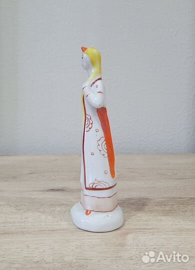Фарфоровая статуэтка 