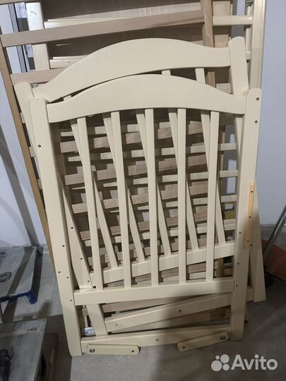 Детская кроватка с маятником и ящиком