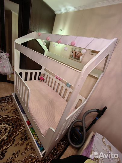 Детская кроватка домик