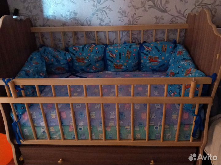 Детская кроватка с маятником и ящиком