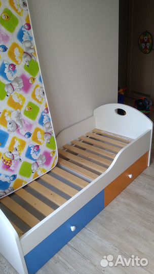 Мебель в детскую для дошкольника(кровать и стол)