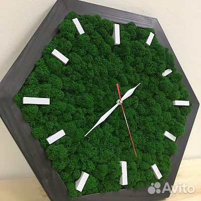 Часы из мха шестиугольные