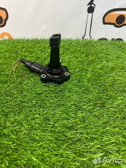 Датчик уровня масла в двигателе Volkswagen Golf