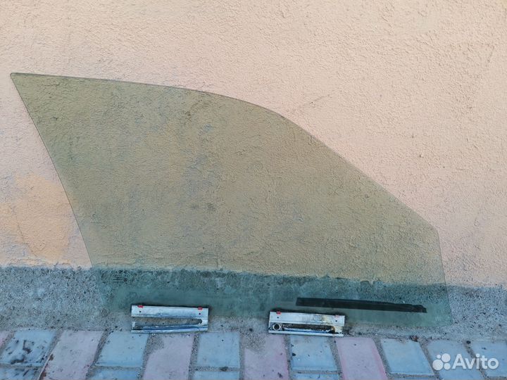 Стекло двери передней левой BMW 3 E46