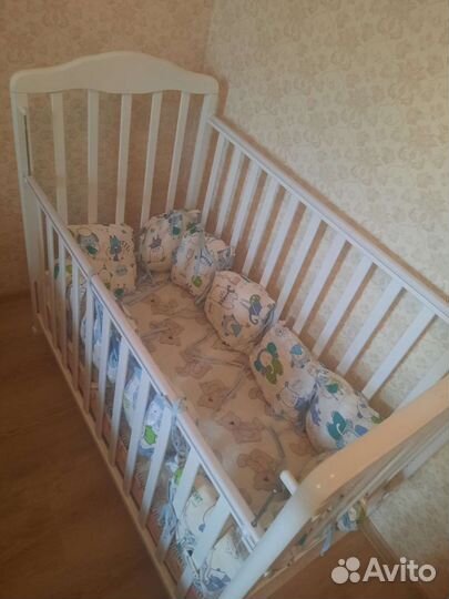 Детская кроватка с матрасом и маятиками