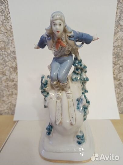 Фарфоровая статуэтка Лыжник СССР 1954г