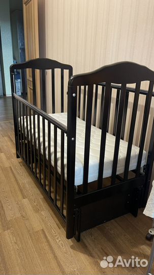 Детская кроватка с маятником