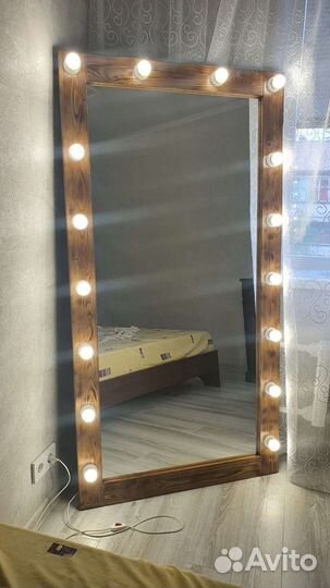 Гримерное зеркало с лампочками