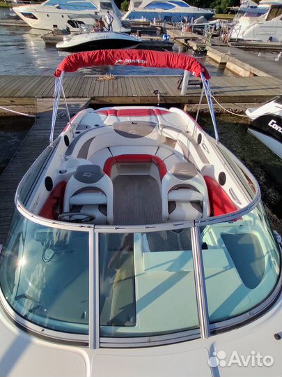 Каютный катер Rinker 246 Captiva