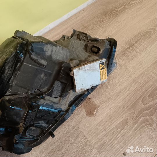 Разбитая фара на запчасти Opel Astra H ксенон