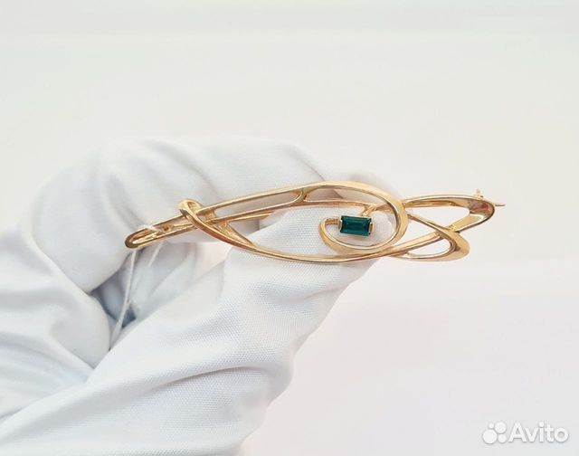 Золотая брошь с фианитом