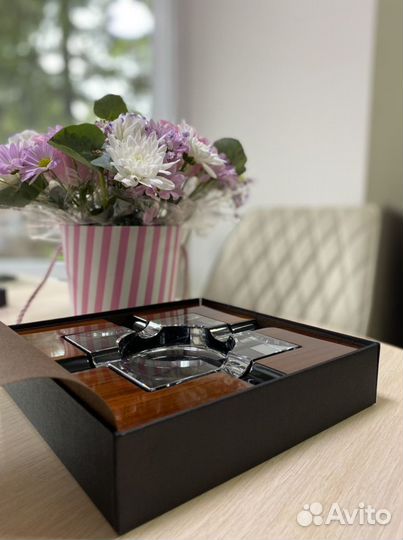 Сигарная пепельница Howard Miller (розовое дерево)