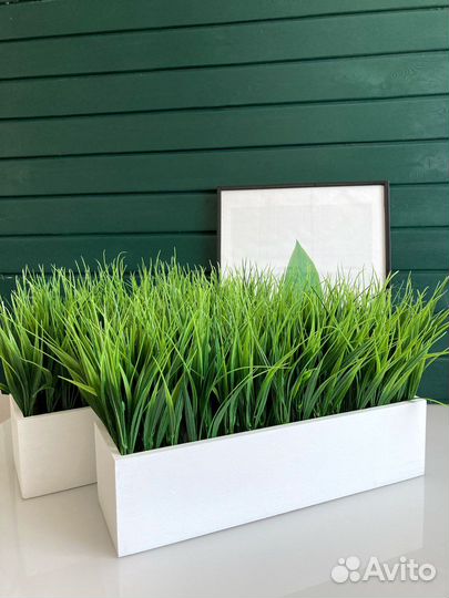 Искусственные цветы в ящиках, трава, зелень