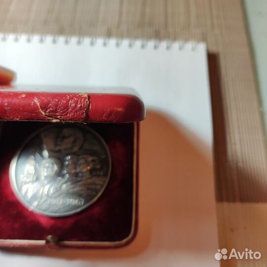 Настольная медаль серебро