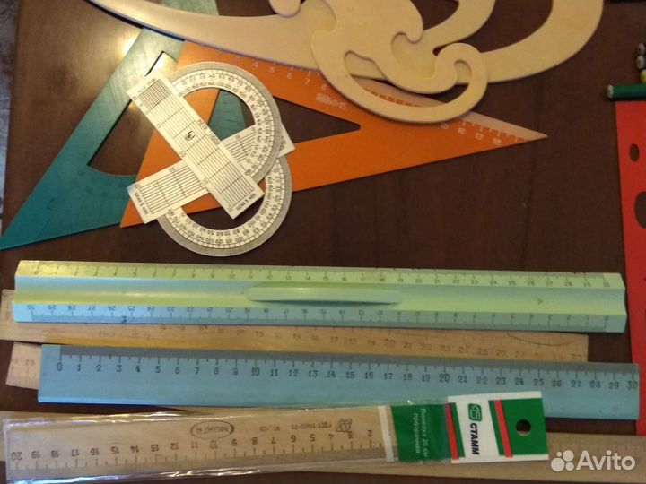 Канцелярия разная: карандаши, линейки, треугольн