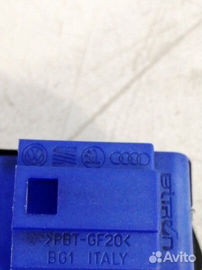 Кнопка центрального замка передняя правая