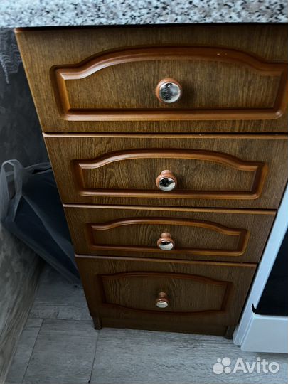 Стол,тумбочки кухонные, уголок