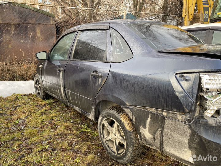 LADA Granta 1.6 МТ, 2013, битый, 110 000 км