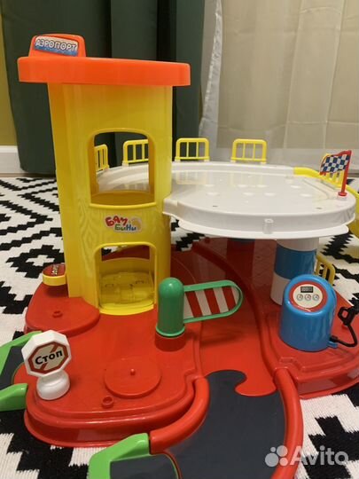 Трек парковка с лифтом