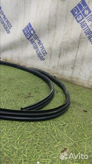 Уплотнительная резинка передняя правая Mazda 3 Bk