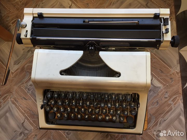 Продаётся портативная пишущая машинка