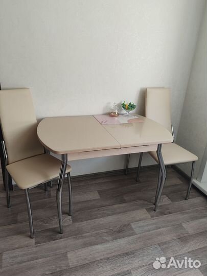 Кухонный стол и стулья