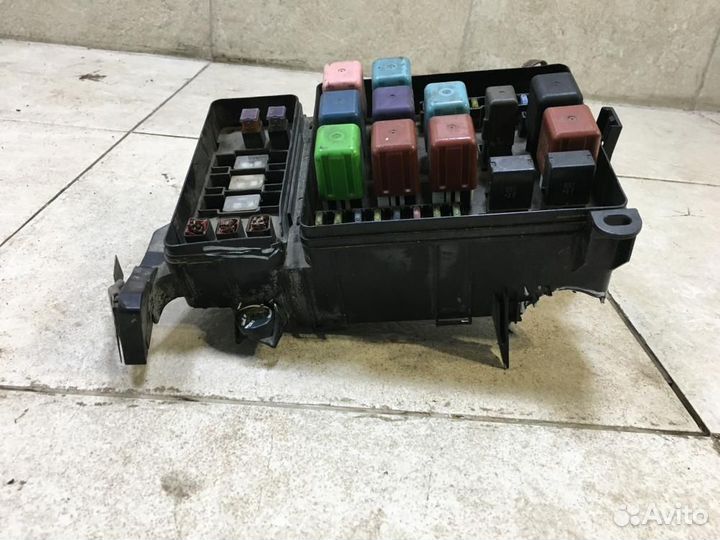 Блок предохранителей Toyota Land Cruiser J100 UZJ1