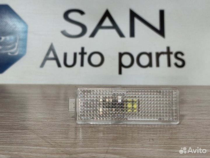 Плафон подсветки салона Bmw 5 F10 N52B25 2011