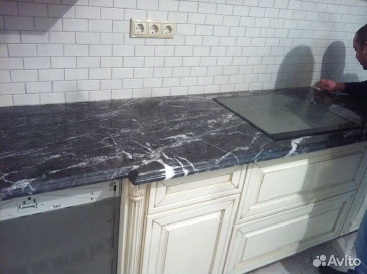 Столешница из камня мрамор оникс гранит