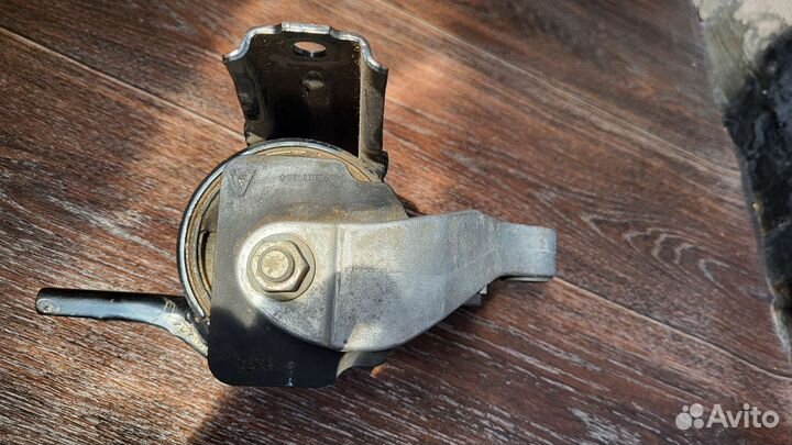 Подушка двигателя lancer 10