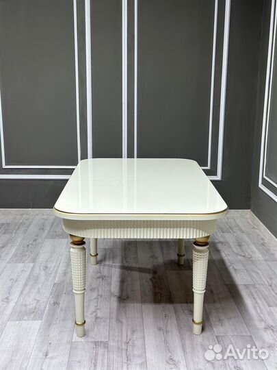 Стол и стулья