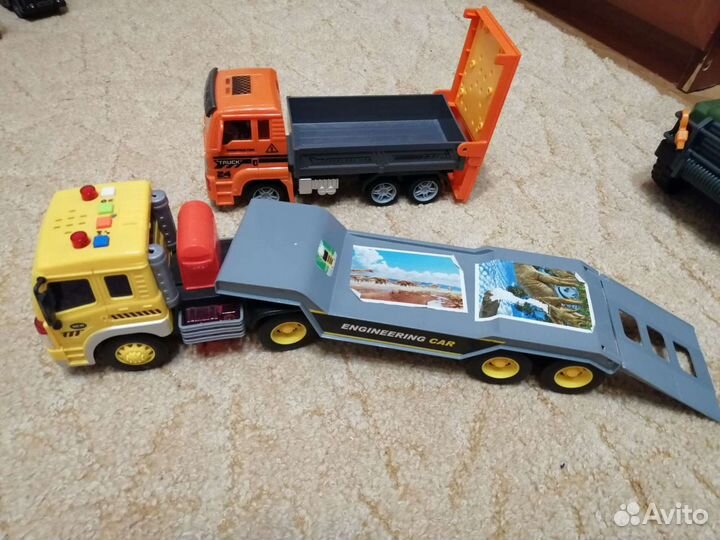 Машинки много