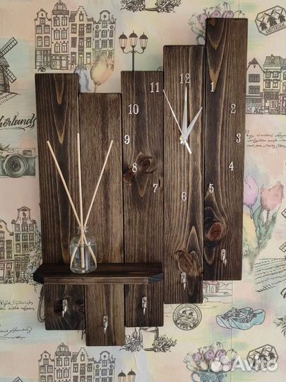 Ключница настенная деревянная с часами и полкой