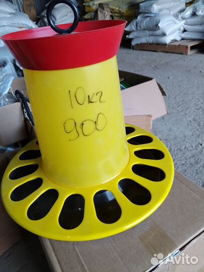 Кормушки и поилки для животных