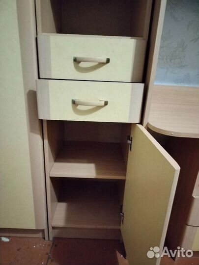 Уголок школьника стол со шкафчиками