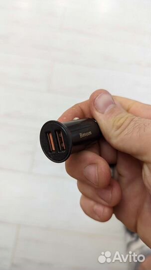 Автомобильная зарядка для телефона baseus