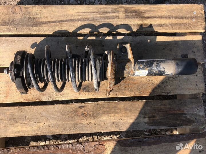 Передняя левая стойка в сборе фольцваген джетта 6