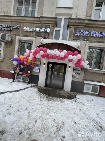 Продавец верхней одежды на распродажах